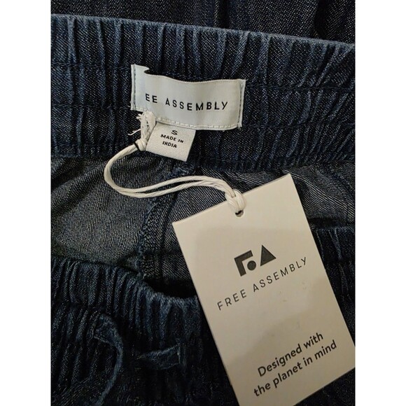 NWT Free Assembly Women's Jeans Wide Legged Size Small Cargo - Picture 3 of 3